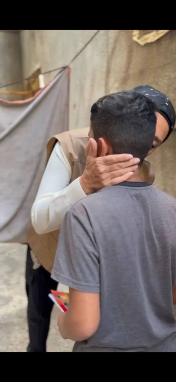 لحظة قرب واستماع بين متطوع وشاب
