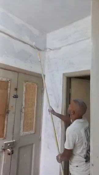 أعمال ترميم داخل منزل